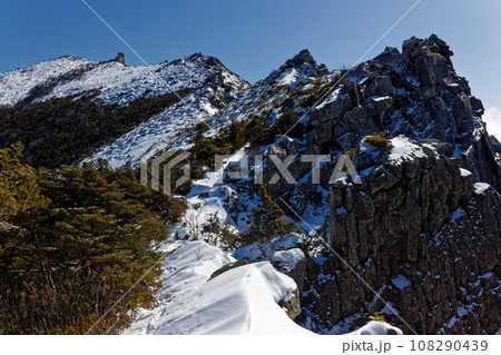 森林限界から見る冬の金峰山山頂 108290439