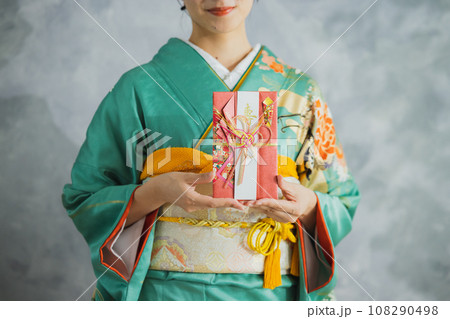 振袖の女性 ご祝儀袋 振袖の女性 ご祝儀袋 108290498
