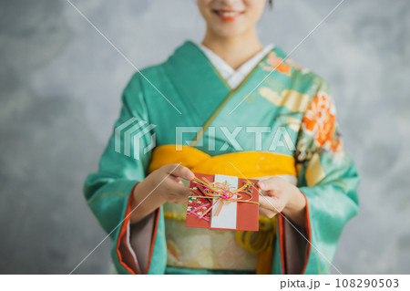 振袖の女性　ご祝儀袋　 108290503