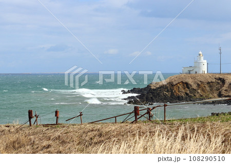 納沙布岬灯台と北方領土 萌茂尻島、オドケ島方面 納沙布岬灯台と北方領土 萌茂尻島、オドケ島方面 108290510