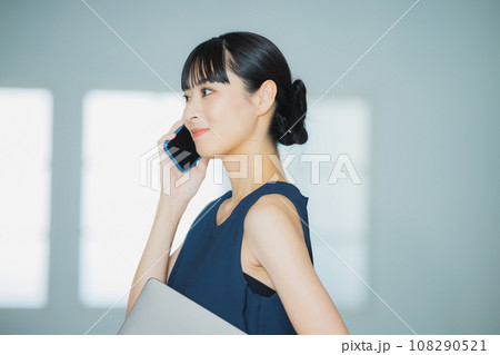 電話する女性 電話する女性 108290521