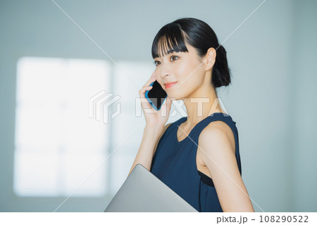 電話する女性 電話する女性 108290522