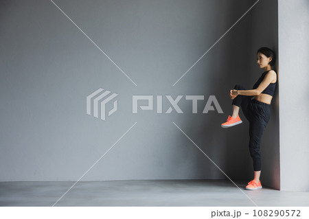 スポーツウェアを着た女性　 108290572
