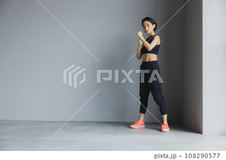 スポーツウェアを着た女性　 108290577