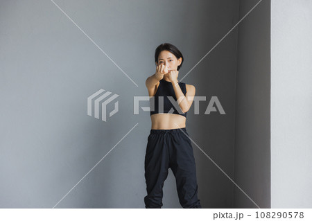 スポーツウェアを着た女性　 108290578