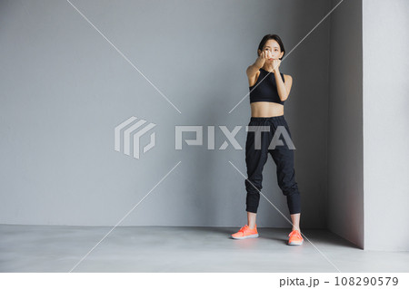 スポーツウェアを着た女性　 108290579