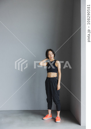 スポーツウェアを着た女性　 108290581