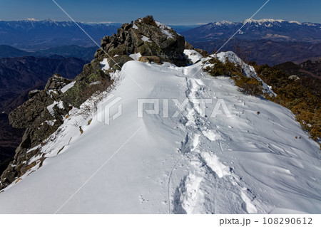 冬の金峰山稜線から見る八ヶ岳・中央アルプスの山並み 108290612
