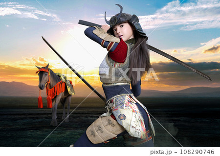 戦で敵を迎撃する女武者と馬 108290746