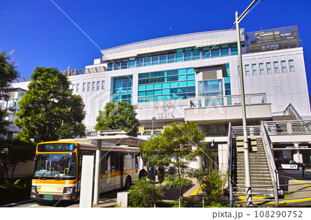 10月の秋晴れの朝の小田原、小田原駅東口の駅ビルの景観 10月の秋晴れの朝の小田原、小田原駅東口の駅ビルの景観 108290752
