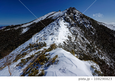 雪の金峰山山頂を望む 108290823