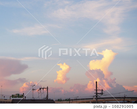 夕方に湧き立つ雲　自然風景 108291005