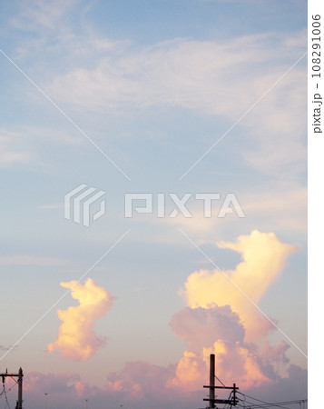 夕方に湧き立つ雲　自然風景 108291006