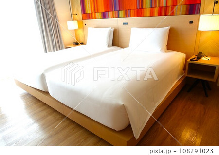 リゾートホテルのツインルーム 108291023