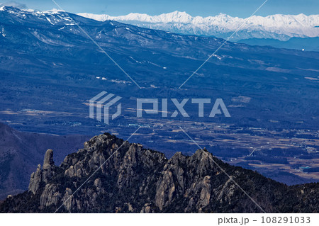 冬の金峰山稜線から望む瑞牆山の岩峰と北アルプス・後立山連峰 108291033