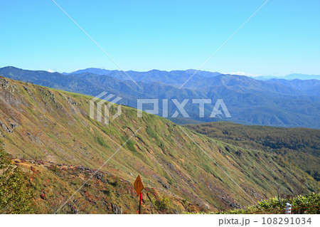 紅葉の季節　秋　志賀草津高原ルートからの風景　　　　　 108291034