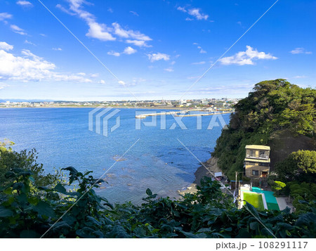 早朝、朝の漁業に出かける湘南の海 早朝、朝の漁業に出かける湘南の海 108291117
