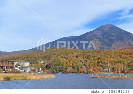 秋のビーナスライン　白樺湖と蓼科山 108291218
