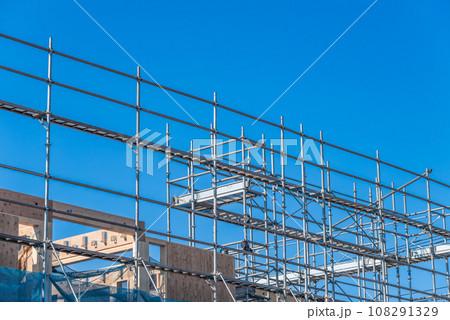 青空と建築工事の仮設足場 108291329