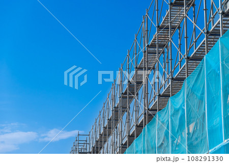 青空と建設現場の仮設足場 108291330
