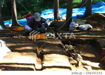 ゆずの里毛呂山町の国史跡指定 鎌倉街道上道の傍らでの遺跡発掘風景 ゆずの里毛呂山町の国史跡指定 鎌倉街道上道の傍らでの遺跡発掘風景 108291543