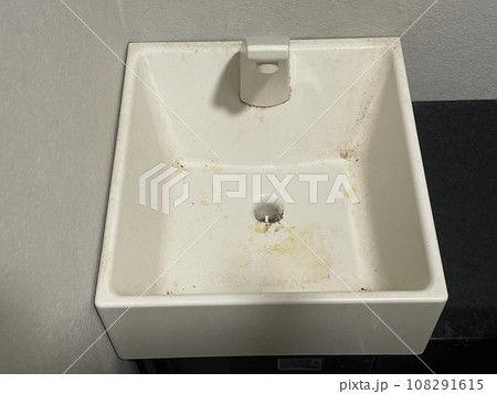汚れた洗面台 108291615