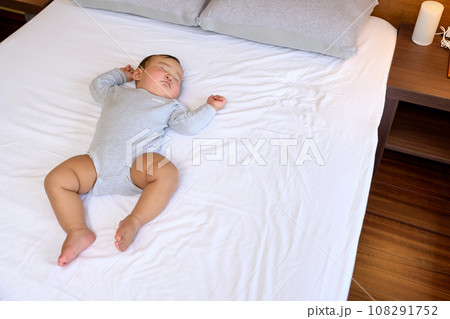 ベッドで寝る赤ちゃん　乳幼児　寝かしつけ　昼寝　寝顔　育児休暇　0歳乳幼児 108291752
