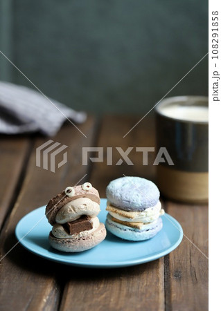 クリームチーズトゥンカロンとチョコトゥンカロンとカフェオレ 108291858