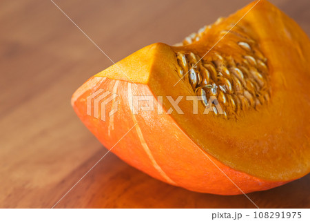 カットした紅栗カボチャ　b-3 108291975