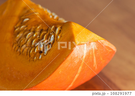 カットした紅栗カボチャ　c-1 108291977
