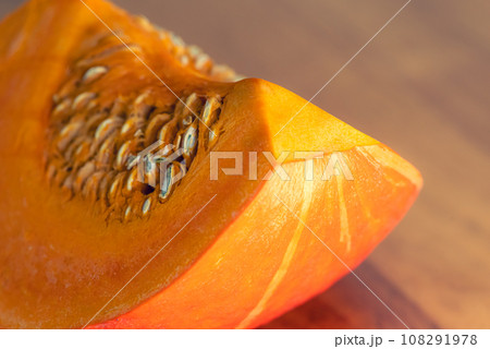 カットした紅栗カボチャ　c-2 暖色寒色強調 108291978