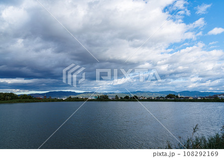 奈良西の京　薬師寺　満月の夜　月の出を待つ大池(全景)① 108292169