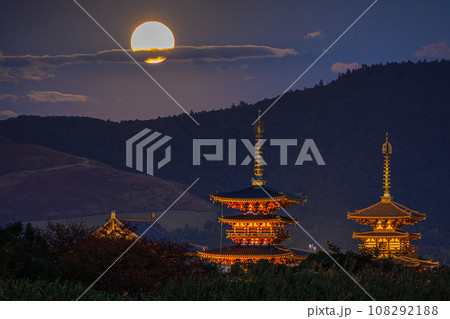 奈良西の京 薬師寺 満月の夜 ライトアップされた薬師寺伽藍と若草山の向こうから顔を出した満月➄ 奈良西の京 薬師寺 満月の夜 ライトアップされた薬師寺伽藍と若草山の向こうから顔を出した満月➄ 108292188