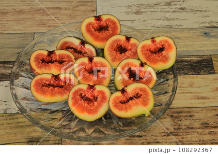 美味しそうなイチジク 108292367