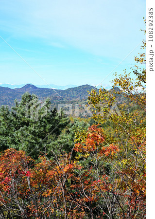 紅葉の季節　秋　志賀草津高原ルートからの風景　　　　　 108292385