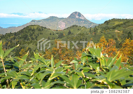 紅葉の季節　秋　志賀草津高原ルートからの風景　　　　　 108292387