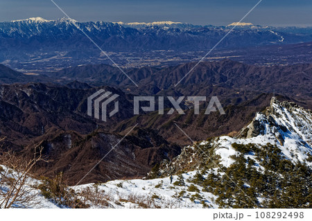 冬の金峰山稜線を行く登山者と南アルプス・中央アルプス・御嶽の眺め 108292498