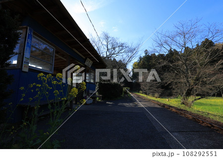 田舎の駅と踏切のある風景 田舎の駅と踏切のある風景 108292551