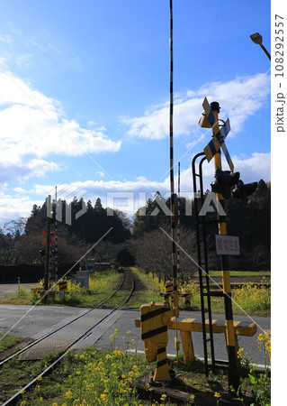 田舎の駅と踏切のある風景 田舎の駅と踏切のある風景 108292557
