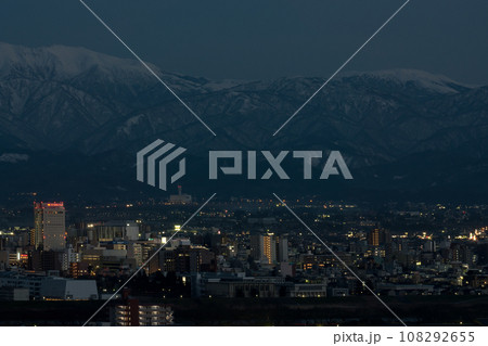 隣接画像とパノラマ合成可能 冬の夜景呉羽山展望台から富山市街地と北アルプス薬師岳続きの夜景 隣接画像とパノラマ合成可能 冬の夜景呉羽山展望台から富山市街地と北アルプス薬師岳続きの夜景 108292655