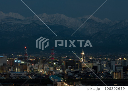 隣接画像とパノラマ合成可能　冬の夜景呉羽山展望台から富山市街地と北アルプス鳶岳、鷲岳、越中沢岳 108292659
