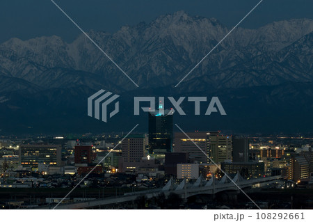 隣接画像とパノラマ合成可能　冬の夜景呉羽山展望台から富山市街地と北アルプス剱岳の夜景 108292661