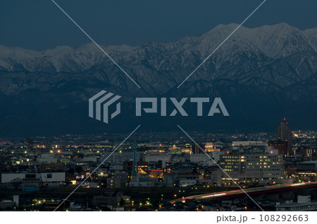 隣接画像とパノラマ合成可能　冬の夜景呉羽山展望台から富山市街地と北アルプス毛勝山の夜景 108292663
