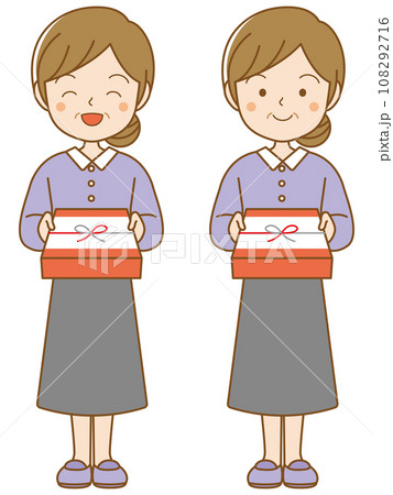 贈答品を笑顔で渡す中年女性 108292716