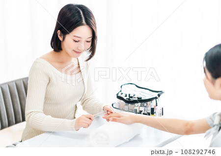 【美容】出張でネイルケアをするネイリスト 108292746