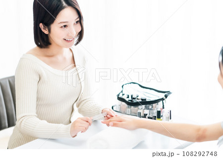 【美容】出張でネイルケアをするネイリスト 108292748