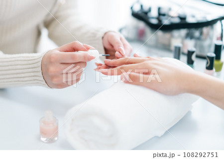 【美容】　マニュキュアを塗るネイリスト　顔無し 108292751