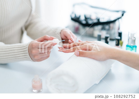 【美容】　マニュキュアを塗るネイリスト　顔無し 108292752