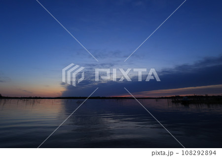 朝焼けの色に染まる湖面 朝焼けの色に染まる湖面 108292894