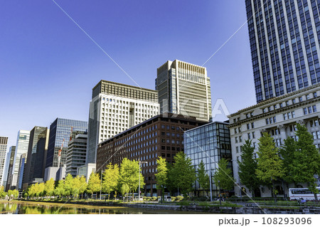 東京丸の内 馬場先濠沿いのビル群 東京都千代田区 東京丸の内 馬場先濠沿いのビル群 東京都千代田区 108293096